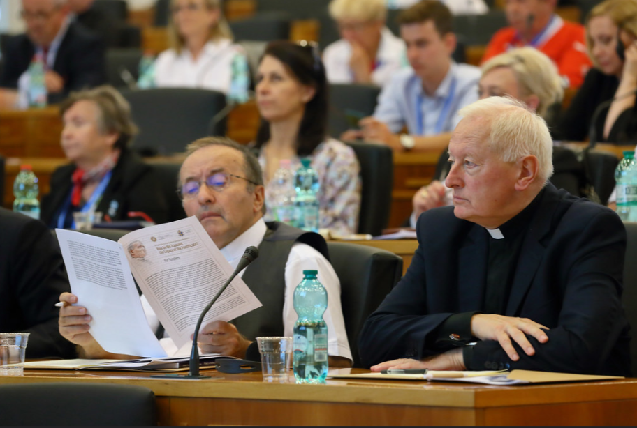 We organise academic conferences and thematic meetings
