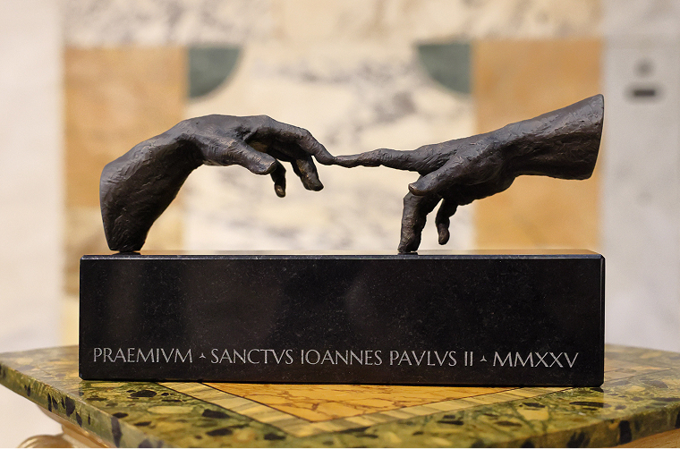 Premio San Giovanni Paolo II award statuette